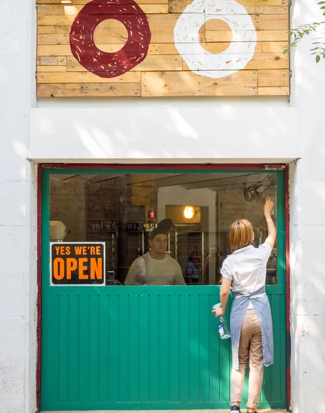 Estamos abiertos en Barcelona —  Fotos de Stock