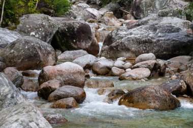 Kristal Temiz Dağ Akıntısı