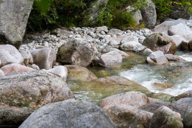 Kristal Temiz Dağ Akıntısı