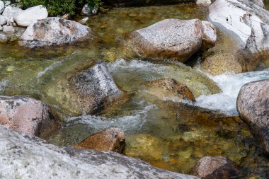 kayaların üzerinden akan dağ dere