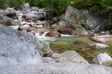 kayaların üzerinden akan dağ dere