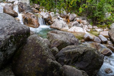 Kristal Temiz Dağ Akıntısı