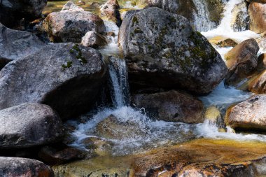 kayaların üzerinden akan dağ dere