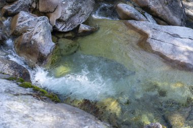 kayaların üzerinden akan dağ dere