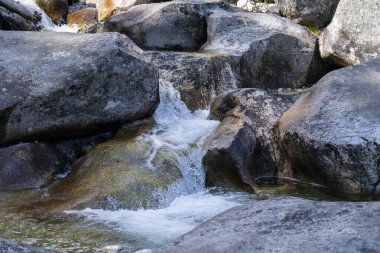 kayaların üzerinden akan dağ dere
