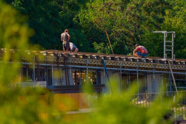 İnşaat İşçileri İnşaat Yapısına Takviye Kuruyor