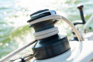 Yelkenli vinç yelkenli sürerken güvertede iple