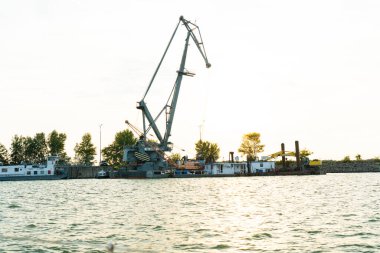 Endüstriyel liman vinci su üzerinde yüzen platformda