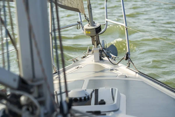 Yelkenli güvertesinden pruva ve çapa sistemine doğru görüntüle