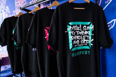 Sokak sanatı tarzında grafiti tipografisi tasarlanmış siyah tişört.