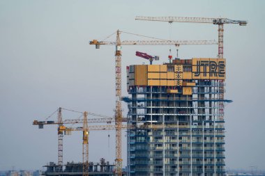 Yüksek binalar, kule vinçleri, korunmasız yapıları, kentsel gelişimi ve gayrimenkul konseptiyle inşa ediliyor..