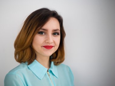 Sevimli kız gri arka plan üzerinde gülümseyen