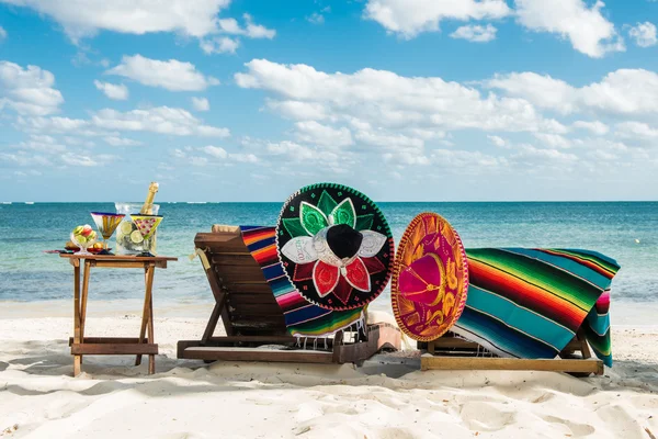 Vacaciones perezosas en la playa junto al mar Caribe. Relájate al aire libre. Antecedentes para México . — Foto de Stock