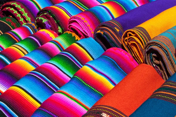 Coperte messicane colorate in vendita al mercato, America Latina. Messico sfondo di viaggio . — Foto Stock