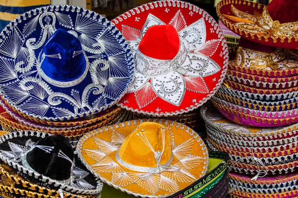 Renkli Meksika sombrero Hatıra Eşyası Yucatan, Riviera Maya, Latin Amerika'da Satılık. Meksika seyahat arka plan.