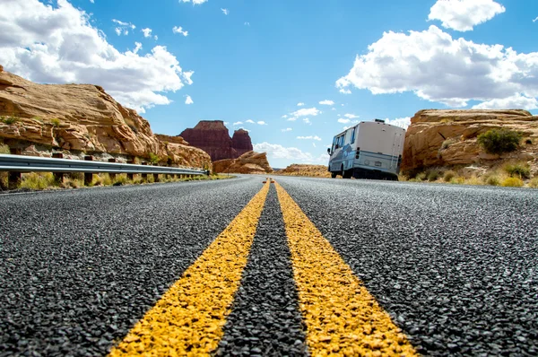 Estrada do país no Arizona, EUA, conceito de aventura de viagem . — Fotografia de Stock