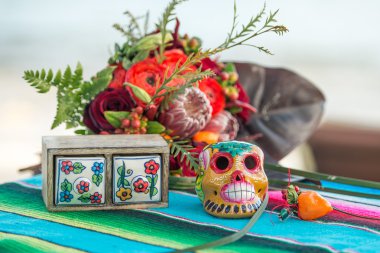 Geleneksel Meksika Hatıra kafatasları piyasada. Meksika, Latin Amerika için seyahat arka plan.
