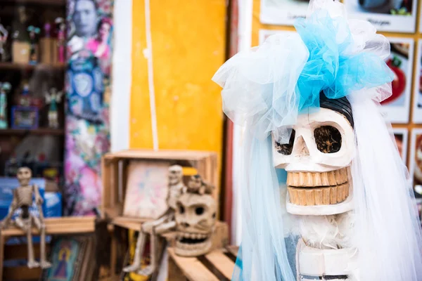 Traditionele Mexicaanse vrouw sculptuur Catrina. Dag van de doden, Mexico, Latijns-Amerika — Stockfoto