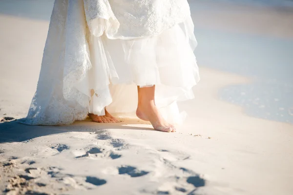 Primo piano di piedi nudi di una sposa sulla spiaggia in Messico, Riviera Maya. Matrimonio di destinazione . — Foto Stock