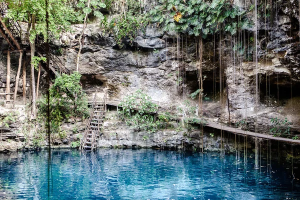 Cenote con acqua trasparente in Messico, Riviera Maya — Foto Stock