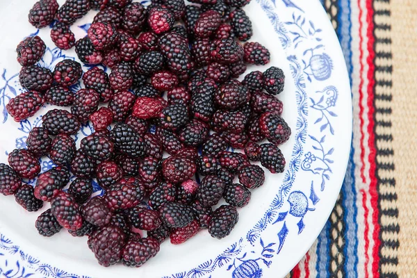 Bayas ecológicas frescas saludables en un plato — Foto de Stock