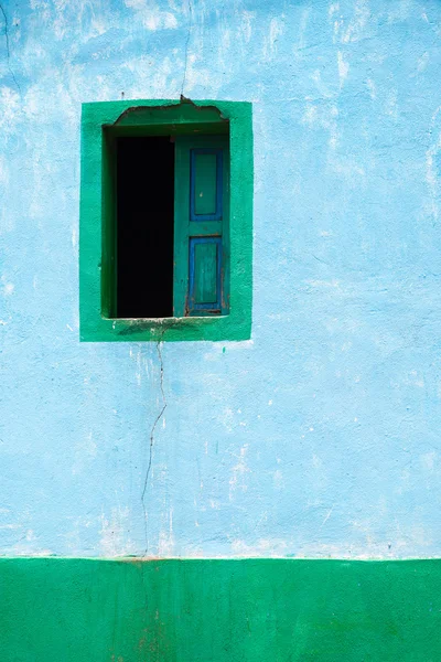 Eski mavi adobe duvar ile bir pencere. Mimari arka plan.