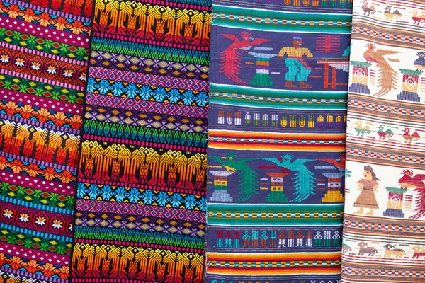 Kleurrijke Mexicaanse dekens souvenirs te koop op markt, Latijns-Amerika — Stockfoto