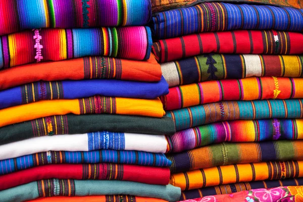 Mantas mexicanas coloridas para la venta en el mercado — Foto de Stock