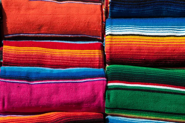 Mantas mexicanas coloridas para la venta en el mercado — Foto de Stock