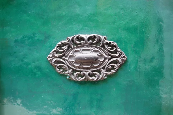 Pirinç süsleme yeşil kapı