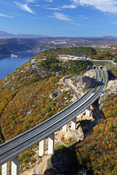 Otoyol sonbahar sahne aracılığıyla