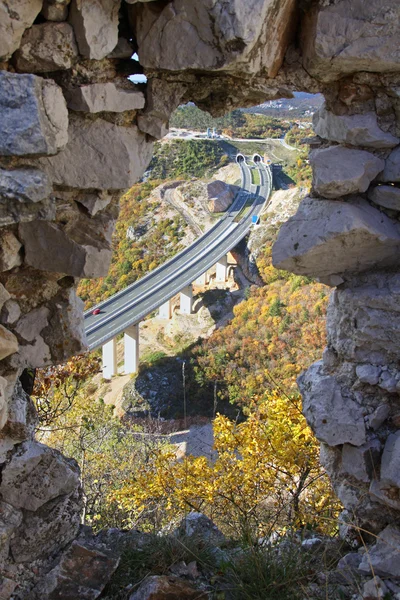 Otoban bir kale harabe görüntülendi