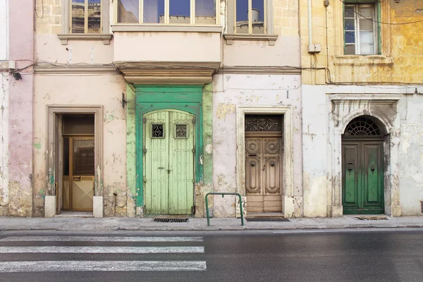 Yıpranmış cephesinde dört kapı