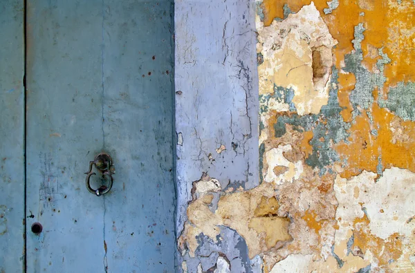 Evin cephe yıpranmış