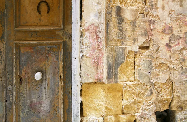 Malta bir evde peeling boya