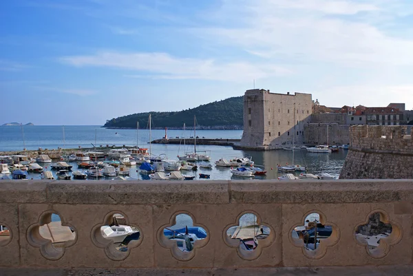 Eski şehir Dubrovnik harbour bir taş Köprüsü'nden görüntülendi.