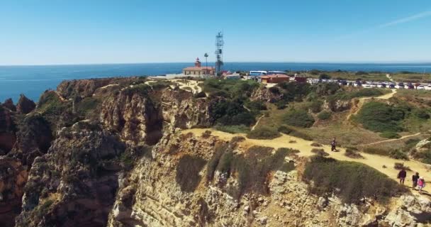 Survoler l'océan et les falaises près du phare 