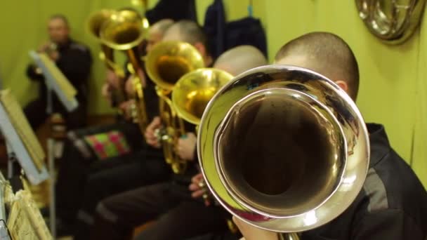 Gevangenis brassband spelen de hoorn-Rusland — Stockvideo