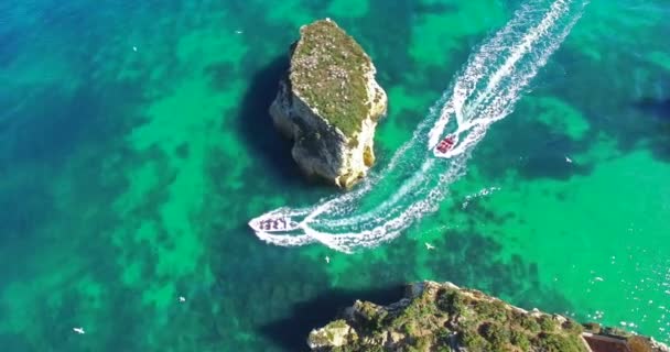 Barcos navegando entre las rocas aéreas — Vídeo de stock