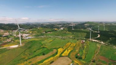 Rüzgar türbinleri bir yeşil tepeler hava dron üzerinde