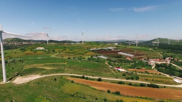 Wind power planten op een groene heuvels luchtfoto drone — Stockvideo