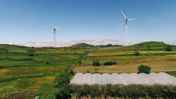 Wind power planten op een groene heuvels luchtfoto drone — Stockvideo