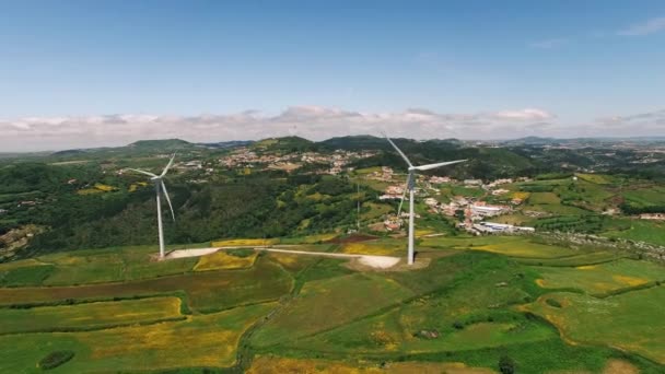 Centrales eólicas en un dron aéreo de colinas verdes — Vídeo de stock