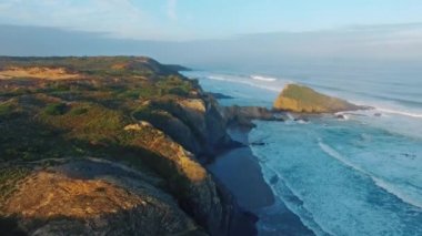 Okyanus uçurumları Algarve Portekiz Hava erken sabah görüntülemek