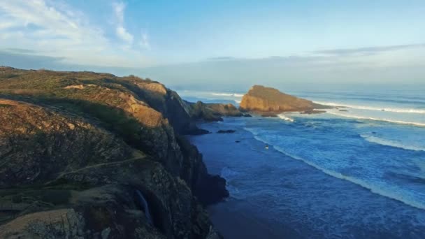 Ранним утром на океанских скалах Алгарве Португалия вид с воздуха — стоковое видео