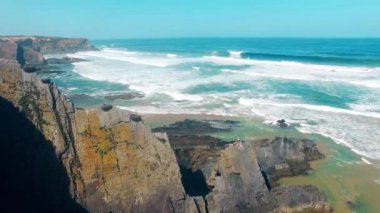 Kayalıklarla, Algarve Portekiz kıyısında havadan görünümü üzerinde leyleklerin yuva