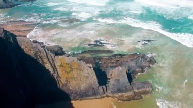 Kayalıklarla, Algarve Portekiz kıyısında havadan görünümü üzerinde leyleklerin yuva