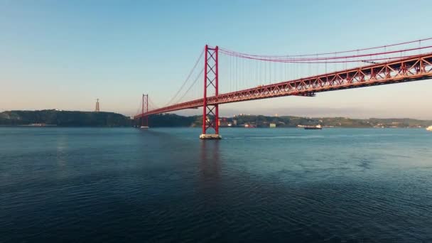 Ponte 25 de Abril brug over de Taag in Lissabon op de luchtfoto 's morgens — Stockvideo