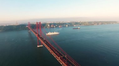 Lizbon hava görünümünde köprü Ponte 25 de Abril altında gemi cruise