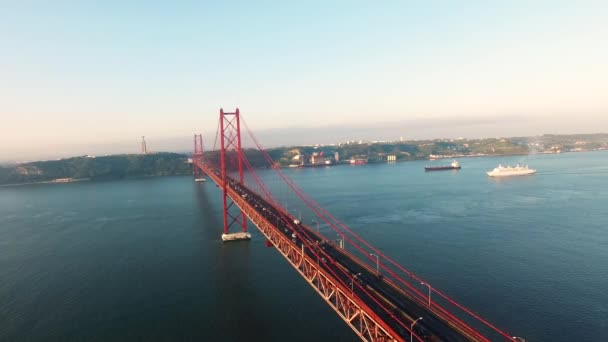 Köprü Ponte 25 de Abril sabah Lizbon'daki Tagus Nehri üzerinde üzerinde uçan — Stok video